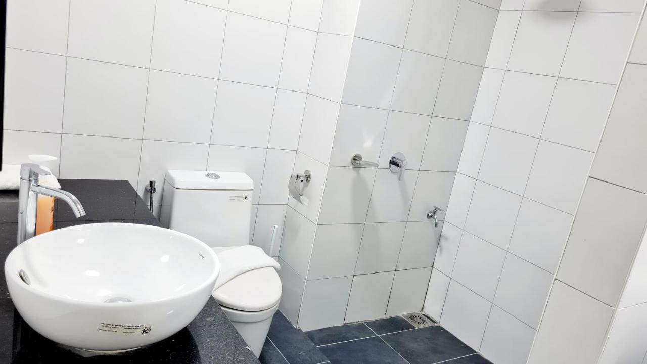Chambers Serviced Suites Klcc By Cozy Stay Куала Лумпур Екстериор снимка